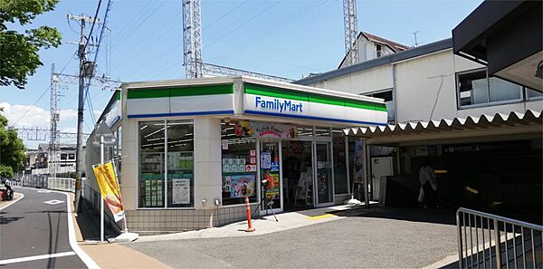 画像16:ファミリーマート　京阪藤森駅前店（547m）