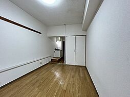 ブローニ・ゼルコバ 107 1階ワンルームのリビング/ダイニング