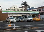 ファミリーマート/世田谷弦巻店 徒歩10分。 730m