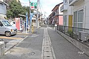 物件の東側前面道路（南側から）［2024年2月27日撮影］