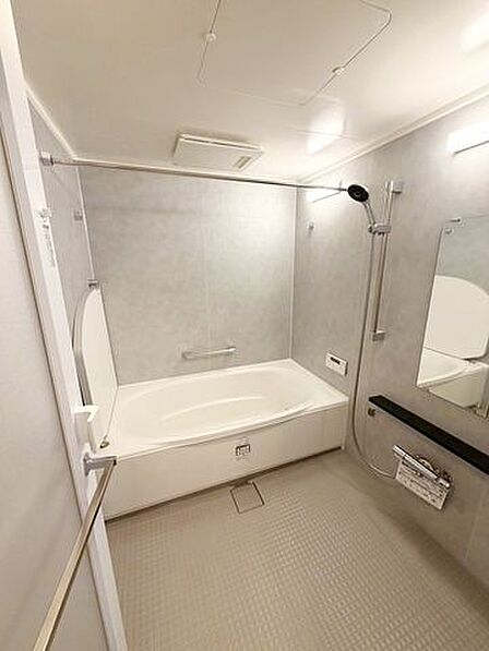 雨の日などに心強い浴室乾燥機付。洗濯物を乾かすだけでなく、カビ防止にもなる嬉しい設備です。