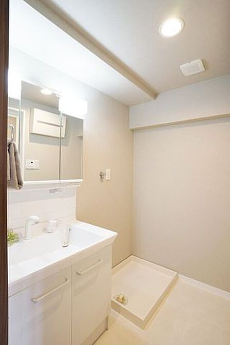 ゆとりある洗面スペースで朝の身支度もスムーズに。※室内の家具・小物等は販売価格に含みません。