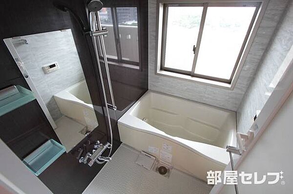 画像4:お風呂は窓があって明るいですね。