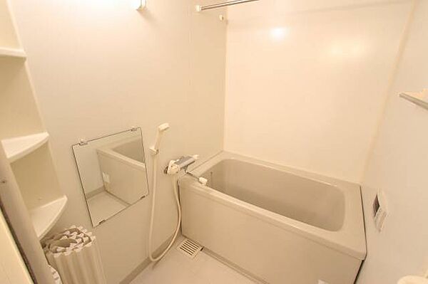 画像4:棚、鏡つきのお風呂