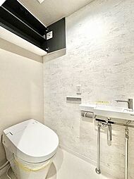 【トイレ】快適な温水洗浄便座付トイレ。収納もありスッキリ整理整頓できます。