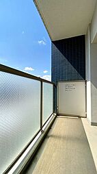 洗濯物を干したり取り込んだりしやすい設計のバルコニー。空が広く感じられ、明るい印象を受けます。