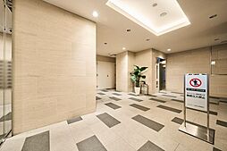 落ち着いた色調でまとめられたエントランスホール。天井の間接照明が空間全体をやさしく照らし、明るく上品な印象です。