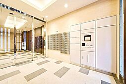 明るい色調でまとめられたエントランスロビー。清潔感のある空間が広がります。