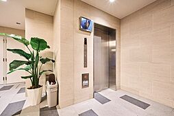 【エレベーター】エレベーター前にはモニターが設置されており、防犯面の高い設備となっています。