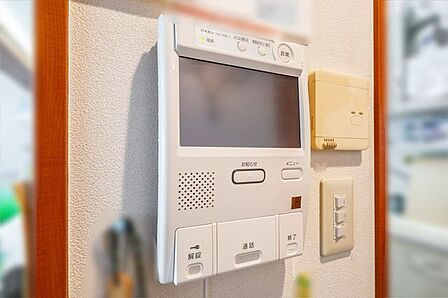 【モニター付きインターホン】来訪者を確認できるTVモニター付きインターホン。セキュリティ面に配慮されていて安心感があります。