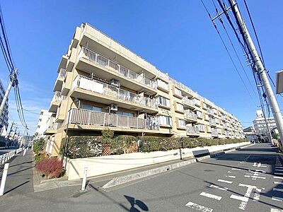 外観：〜陽光降り注ぐ邸宅〜 南向きの日当たり良好なマンションです。