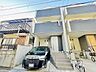 外観：街並みに馴染む洗練された佇まいが、日々の暮らしに心地よい落ち着きをもたらし、住まう方の個性を静かに引き立てる外観デザインです 現地外観 