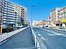 外観：抜けるような青空の下、開放感のある街並みが広がります。