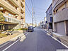 外観：前面道路含む現地写真  