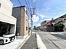 外観：前面道路含む現地写真 