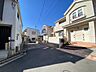 外観：前面道路含む現地写真 