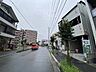 外観：落ち着いた住宅街のなかに佇む、穏やかで心地よい日常が広がる周辺環境。