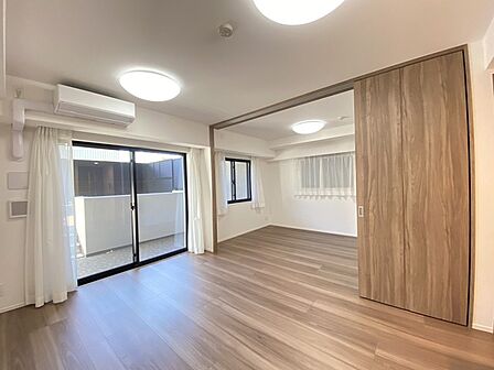 木の温もりと柔らかな光が心地よい、広々とした空間