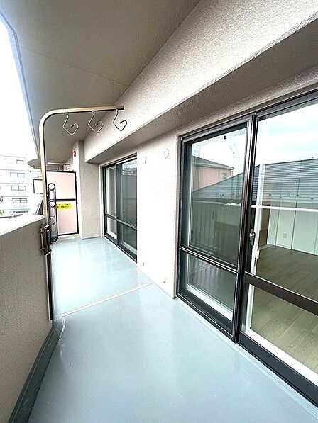洗濯物を沢山干せるゆとりのバルコニー