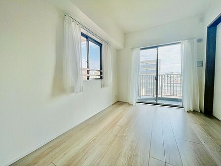 バルコニーからはたっぷりと太陽の光が舞い込みます。
