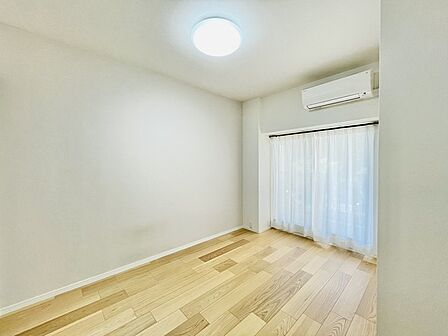 柔らかな明るさが室内に広がり、自然体で過ごせる開放的な雰囲気を大切にしました