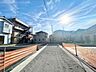 外観：前面道路含む現地写真 