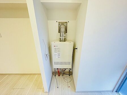 室内に給湯器があります。 ※空室時の写真です。