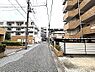 外観：前面道路含む現地写真 