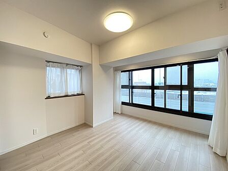 すっきりとした白い壁と木目調の床が調和し、住まう人の個性を引き立てるシンプルな空間です