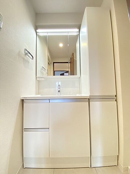 洗面化粧台は清潔感の漂うホワイトをベースカラーに、シンプルなデザインで。