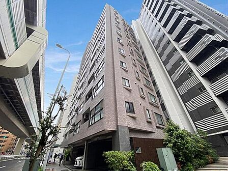 空へと伸びる凛とした佇まい。洗練された都会の景色に調和する、落ち着きある外観デザインです