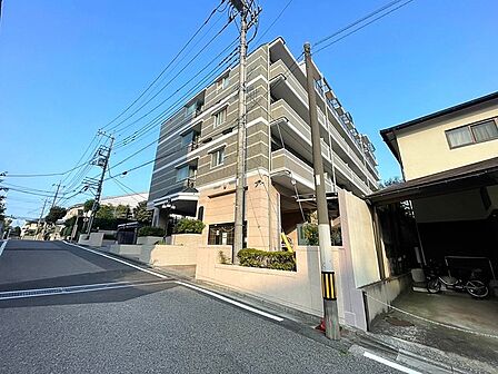 シックな色合いと洗練されたフォルムが調和し、日々の帰宅が楽しみになるような風格を纏っています 