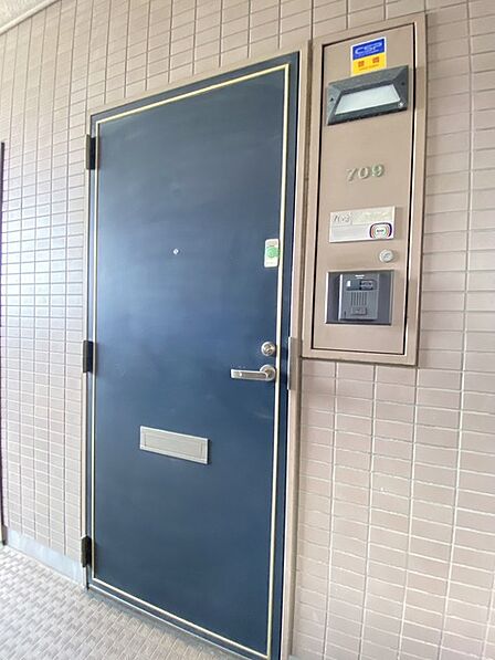 重厚感のあるネイビーの扉が、日々の暮らしに静かな安心感と心地よい落ち着きをもたらしてくれます。