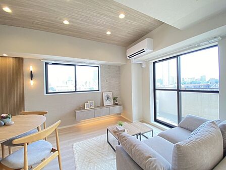 洗練されたニュートラルカラーでまとめられた、穏やかで調和のとれた居住空間が心安らぐひとときを演出します。