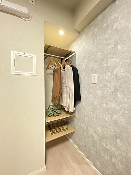 壁面の質感と柔らかな色調が調和し、日々の暮らしに静かな彩りと整った心地よさをもたらします。
