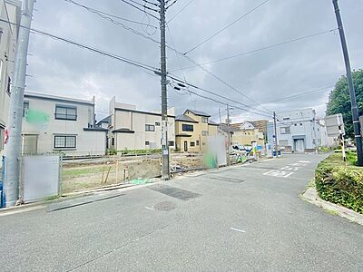外観:前面道路含む現地写真 外観:前面道路含む現地写真