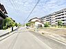 外観：前面道路含む現地写真 