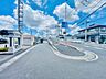 外観：前面道路含む現地写真 