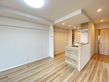 木目の温もりとすっきりとしたラインが調和する心地よい空間です