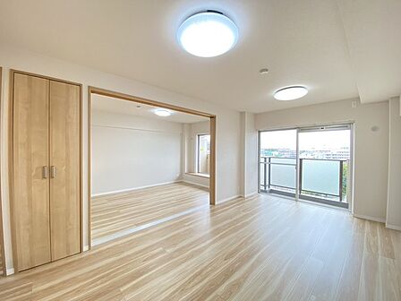 連続する空間が心地よい広がりを生み出し多彩な使い方ができる穏やかな空間