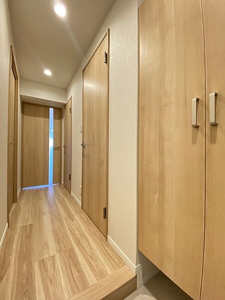 木目の美しい建具が整然と並び、落ち着いた佇まいと統一感を感じさせる空間です。