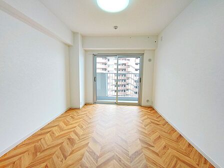 大事な日当たりは、大きな窓から。誰のお部屋にしましょう。 