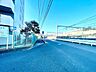 外観：前面道路含む現地写真 