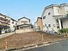 外観：周囲に馴染む落ち着いた住環境に広がる開放的な更地スペース
