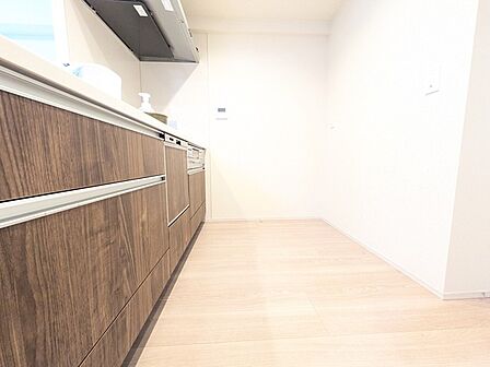 お子様と並んで料理をしても余裕のゆとりのキッチン 