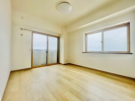 広々バルコニーから、たっぷり太陽の恵みが得られます。 