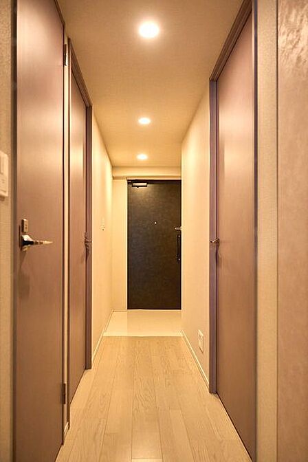洗練された色合いの建具が並び、落ち着いた佇まいと緩やかな広がりを感じさせるスマートな空間です