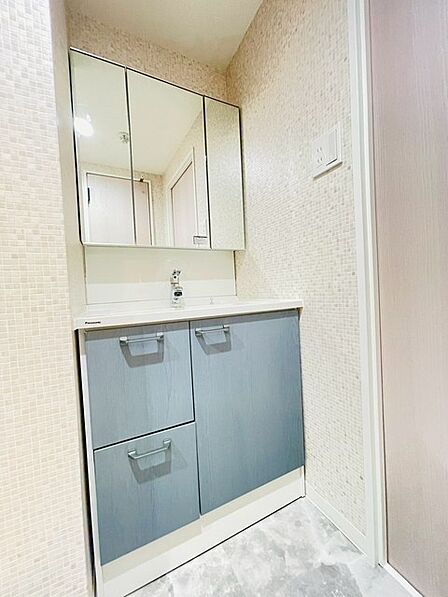 お出かけ前の身だしなみに一歩差がつく三面鏡。