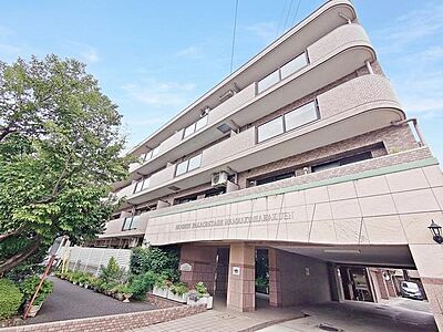 外観:タイル張りの外観が上品で落ち着いた佇まいを見せる建物です 外観:タイル張りの外観が上品で落ち着いた佇まいを見せる建物です