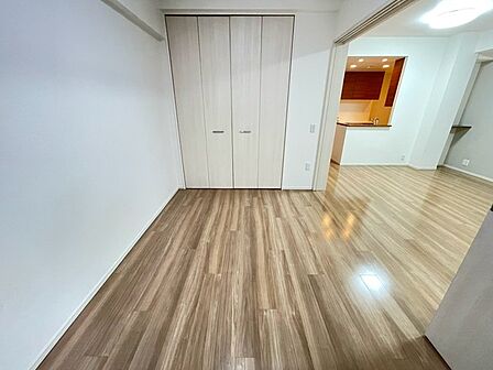 ナチュラルウッドの色合いが、室内にあたたかな雰囲気を運びます。